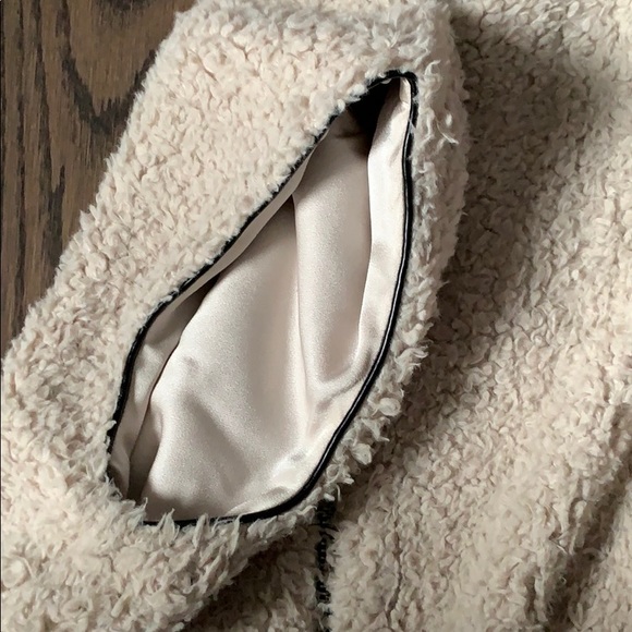 Aritzia • Wilfred Sherpa Vest w/ Leather Piping - Picture 5 of 6